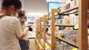 02 AĞUSTOS 2020, METROPOLIS, MOSCOW, RUSSIA: Kozmetik ve parfüm mağazasındaki kız güzelliği için alışverişi seçti