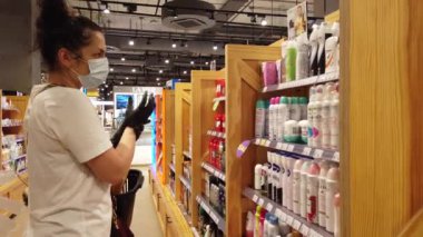 02 AĞUSTOS 2020, METROPOLIS, MOSCOW, RUSSIA: Kozmetik ve parfüm mağazasındaki kız güzelliği için alışverişi seçti