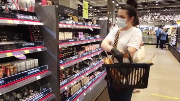 August 2020 Metropolis Moscow Russia Meisje Winkel Van Cosmetica Parfum — Stockvideo