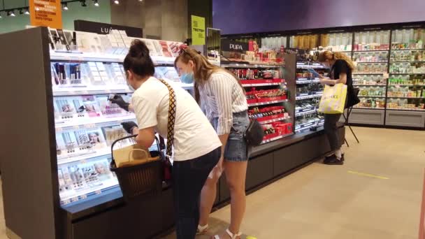 Agosto 2020 Metropolis Moscú Rusia Chica Tienda Cosméticos Perfumes Elige — Vídeo de stock