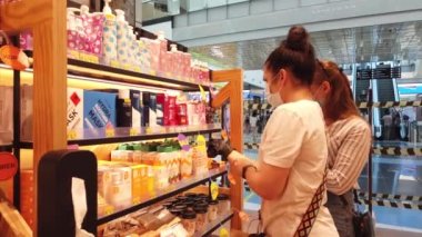 02 AĞUSTOS 2020, METROPOLIS, MOSCOW, RUSSIA: Kozmetik ve parfüm mağazasındaki kız güzelliği için alışverişi seçti