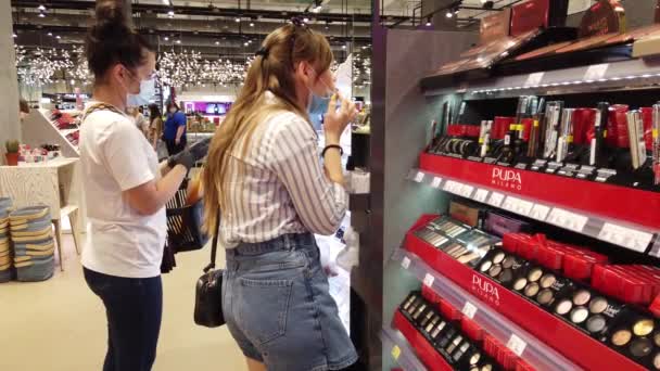 August 2020 Metropolis Moscow Russia Meisje Winkel Van Cosmetica Parfum — Stockvideo