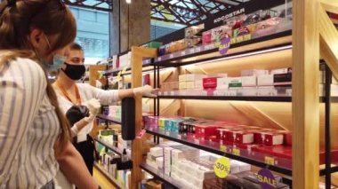 02 AĞUSTOS 2020, METROPOLIS, MOSCOW, RUSSIA: Kozmetik ve parfüm mağazasındaki kız güzelliği için alışverişi seçti