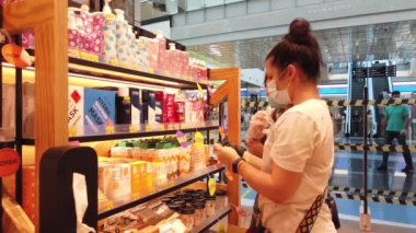 02 AĞUSTOS 2020, METROPOLIS, MOSCOW, RUSSIA: Kozmetik ve parfüm mağazasındaki kız güzelliği için alışverişi seçti