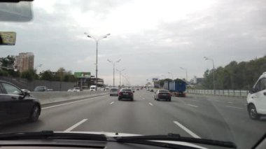05 Eylül 2020, MOSCOW, RUSSIA: Otoyolda araba sürüş, arabadan manzara