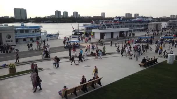 06 SEPTEMBER 2020, THE NORTHERN RIVER STATION, MOSCOW, RUSSIA: Mensen lopen op het enige rivierstation dat na restauratie is geopend — Stockvideo
