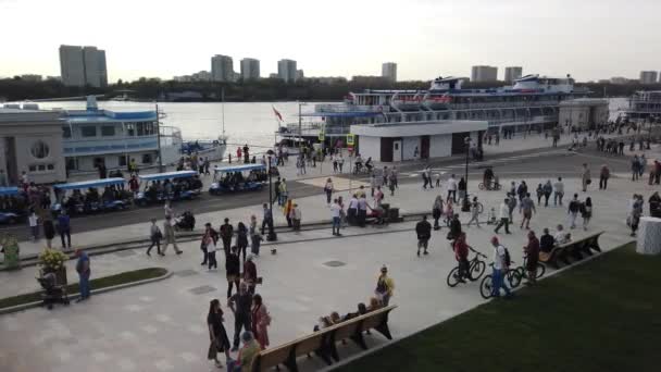 06 Eylül 2020, Kuzey Nehri İstasyonu, MOSCOW, Rusya: İnsanlar restorasyondan sonra açılan tek nehir istasyonunda yürüyorlar — Stok video