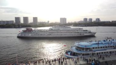 İnsanlar restorasyondan sonra açılan tek nehir istasyonunda yürürler.