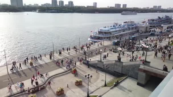 Menschen gehen auf der einzigen Flussstation, die nach der Restaurierung eröffnet wurde — Stockvideo
