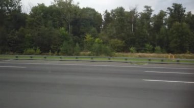 05 Eylül 2020, MOSCOW, RUSSIA: Yüksek hızlı bir pistte seyahat eden bir arabanın yan penceresinden görünüm