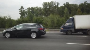 05 Eylül 2020, MOSCOW, RUSSIA: Yüksek hızlı bir pistte seyahat eden bir arabanın yan penceresinden görünüm