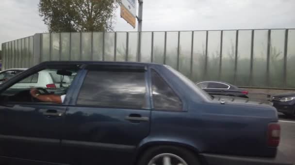 05 DE SETEMBRO DE 2020, MOSCOW, RÚSSIA: Vista da janela lateral de um carro viajando em uma pista de alta velocidade — Vídeo de Stock