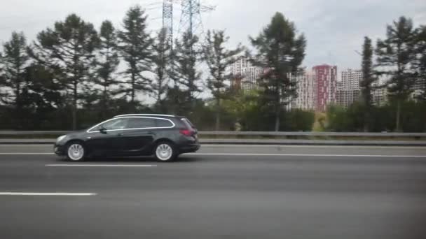 05 СЕНТЯБРЬ 2020, МОСКВА, РОССИЯ: Вид из бокового окна автомобиля, движущегося по скоростной трассе — стоковое видео