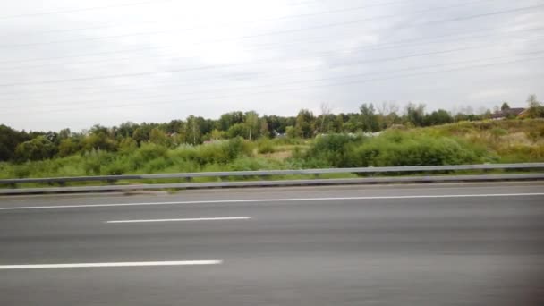 05 SEPTEMBER 2020, MOSCOW, RUSSIA: Lihat dari jendela samping mobil yang berjalan di jalur kecepatan tinggi — Stok Video