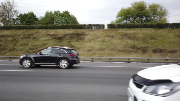 05 SEPTIEMBRE 2020, MOSCÚ, RUSIA: Vista desde la ventana lateral de un coche que viaja por una pista de alta velocidad — Vídeos de Stock