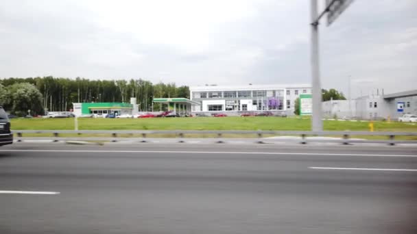 05 SEPTIEMBRE 2020, MOSCÚ, RUSIA: Vista desde la ventana lateral de un coche que viaja por una pista de alta velocidad — Vídeos de Stock