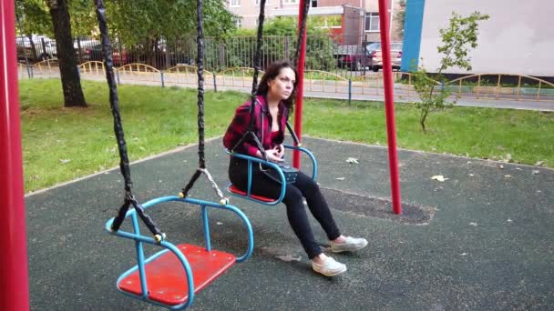 Gadis Dewasa Taman Bermain Menunggangi Ayunan — Stok Video