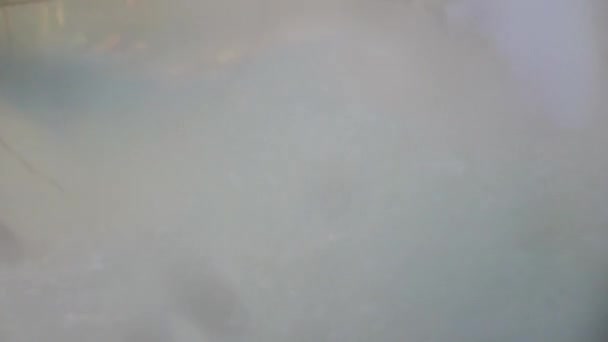 Zpomalení Pov Video Mladého Muže Tobogánu Aquaparku Pádu Pod Vodu — Stock video