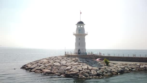 Alanya Deniz Feneri Gemi Alanya Limanındaki Deniz Fenerinin Yanından Geçiyor — Stok video