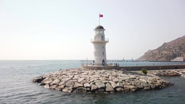 Alanya Deniz Feneri Gemi Alanya Limanındaki Deniz Fenerinin Yanından Geçiyor — Stok video