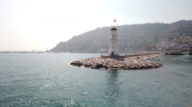 Alanya Deniz Feneri. Gemi Alanya limanındaki deniz fenerinin yanından geçiyor..