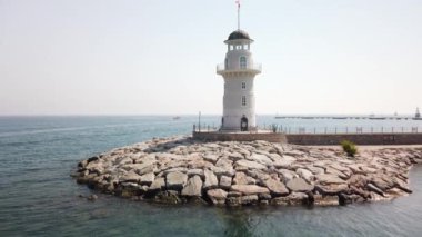 Alanya Deniz Feneri. Gemi Alanya limanındaki deniz fenerinin yanından geçiyor..