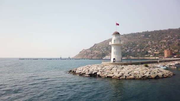 アランヤの灯台 船はアラニャ港の灯台の隣を通過します — ストック動画