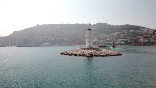 アランヤの灯台 船はアラニャ港の灯台の隣を通過します — ストック動画