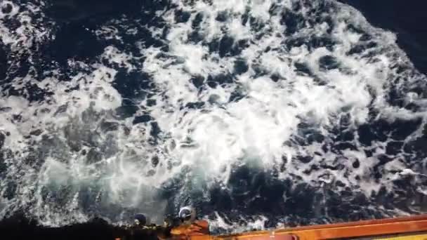 Sentiero Acquatico Sulla Superficie Blu Del Mare Dalla Nave Galleggiante — Video Stock