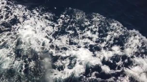 漂浮船在蓝色海面上的水路近在咫尺 用泡沫和波浪 船只痕迹跟踪绿松石海水 — 图库视频影像