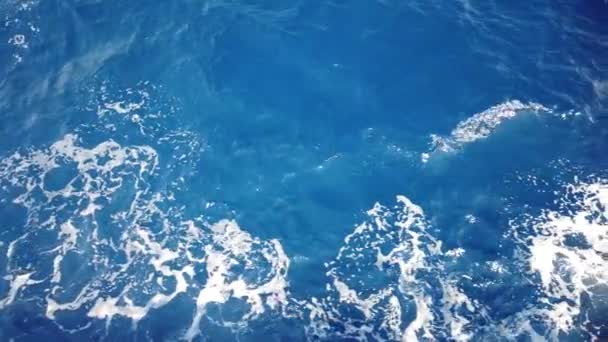 Sendero Agua Superficie Azul Del Mar Desde Barco Flotante Cerca — Vídeo de stock