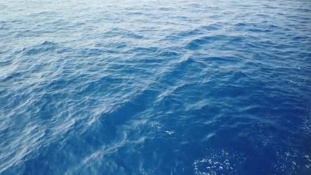 Trilho Água Superfície Mar Azul Partir Flutuante Navio Perto Trilha — Vídeo de Stock