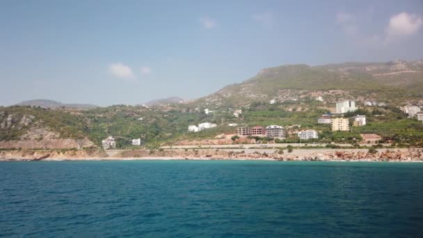 トルコのアラニヤの海岸線の水からの眺め — ストック動画