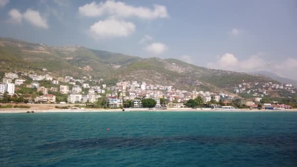 トルコのアラニヤの海岸線の水からの眺め — ストック動画