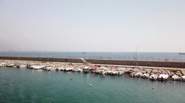 Gemiler ve küçük gemiler limana demirledi.