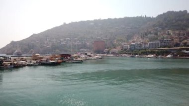 Gemiler ve küçük gemiler limana demirledi.