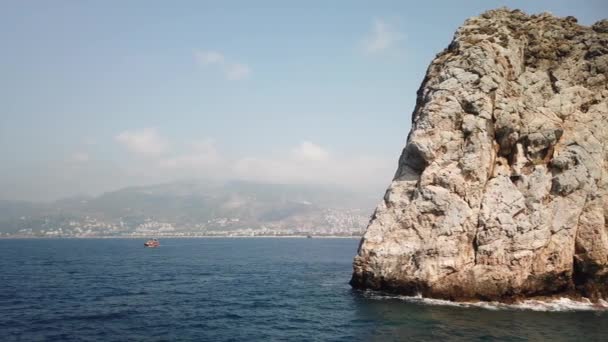 Nave Mar Largo Costa Rocosa Cerca Montaña — Vídeo de stock