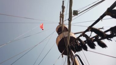 Bir yelkenli gemisinin güvertesinde, ana direğe bakıyor ve donatılıyor..