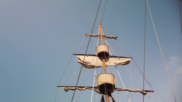 Däck Ett Segelfartyg Tittar Upp Huvudmasten Och Rigg — Stockvideo
