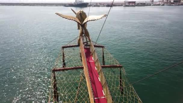 Burnu kanatlı bir aslanla Eski bir korsan gemisinin önünde — Stok video