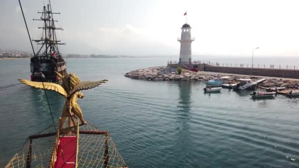 Burnu kanatlı bir aslanla Eski bir korsan gemisinin önünde — Stok video