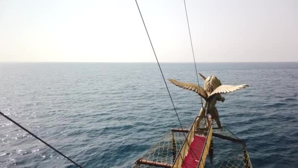 Передняя часть старого пиратского корабля Нос со львом с крыльями на носу — стоковое видео