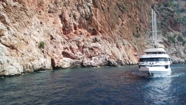 Navire Dans Mer Long Côte Rocheuse Près Montagne — Video