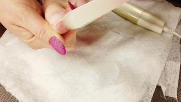 Ένα κορίτσι στο σπίτι κάνει πεντικιούρ, γυαλίζει τα νύχια των ποδιών της με μια ειδική μηχανή λείανσης, μανικιούρ hardware. — Αρχείο Βίντεο