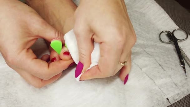 Nahaufnahme Weiblicher Füße Die Roten Nagellack Lackieren Selbstgemachte Pediküre Hause — Stockvideo