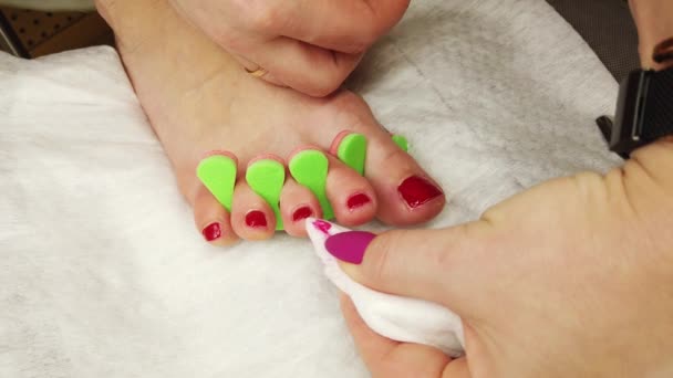 Primer Plano Pies Femeninos Pintando Esmalte Uñas Rojo Pedicura Hecha — Vídeo de stock