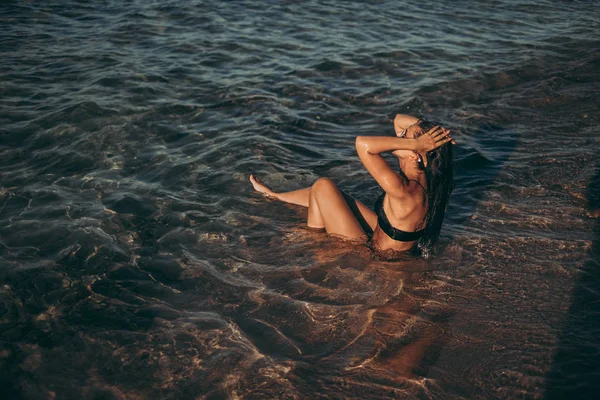 Hermosa Chica Bañándose Bronceándose Aguas Poco Profundas — Foto de Stock