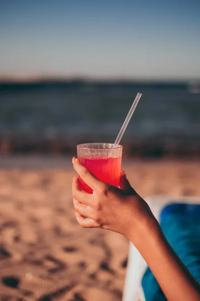 Chica Sosteniendo Mai Tai Rojo Cóctel Con Una Paja Playa —  Fotos de Stock