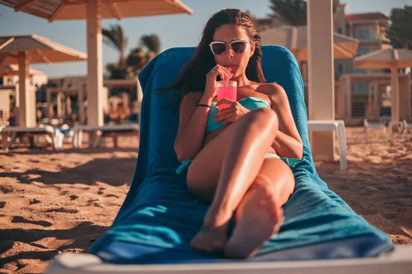 Morena Bebendo Coquetel Ouvir Música Seu Telefone Praia — Fotografia de Stock