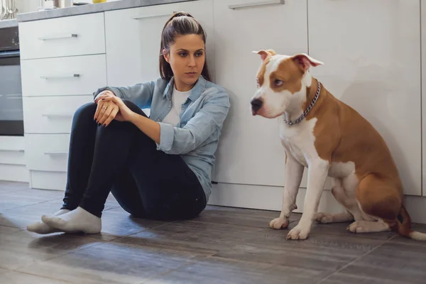 Üzücü mutfakta köpeğini üzerinde kızgın oturan kadın